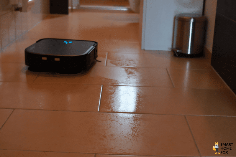 ECOVACS DEEBOT X2 OMNI wischt den Boden im Badezimmer.